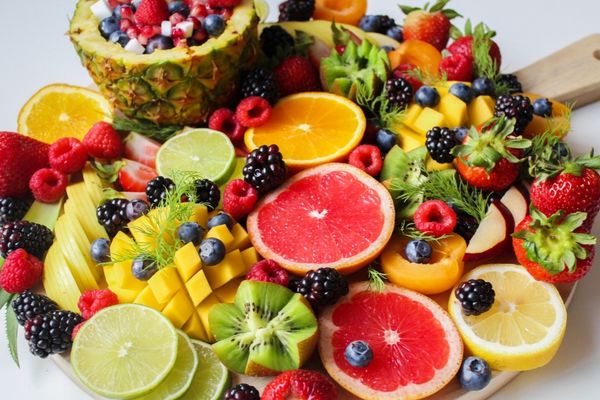 Chất chống oxy hóa resveratrol trong các loại trái cây giúp cải hiện thính lực.